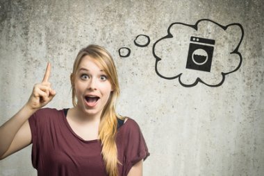 Junge Frau entscheidet sich für eine Waschmaschine