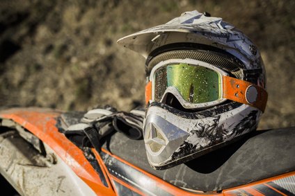 Motocross Helm liegt auf einem Motocrosssitz