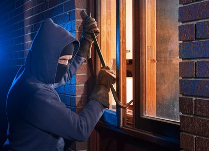 Einbrecher hebelt Fenster auf